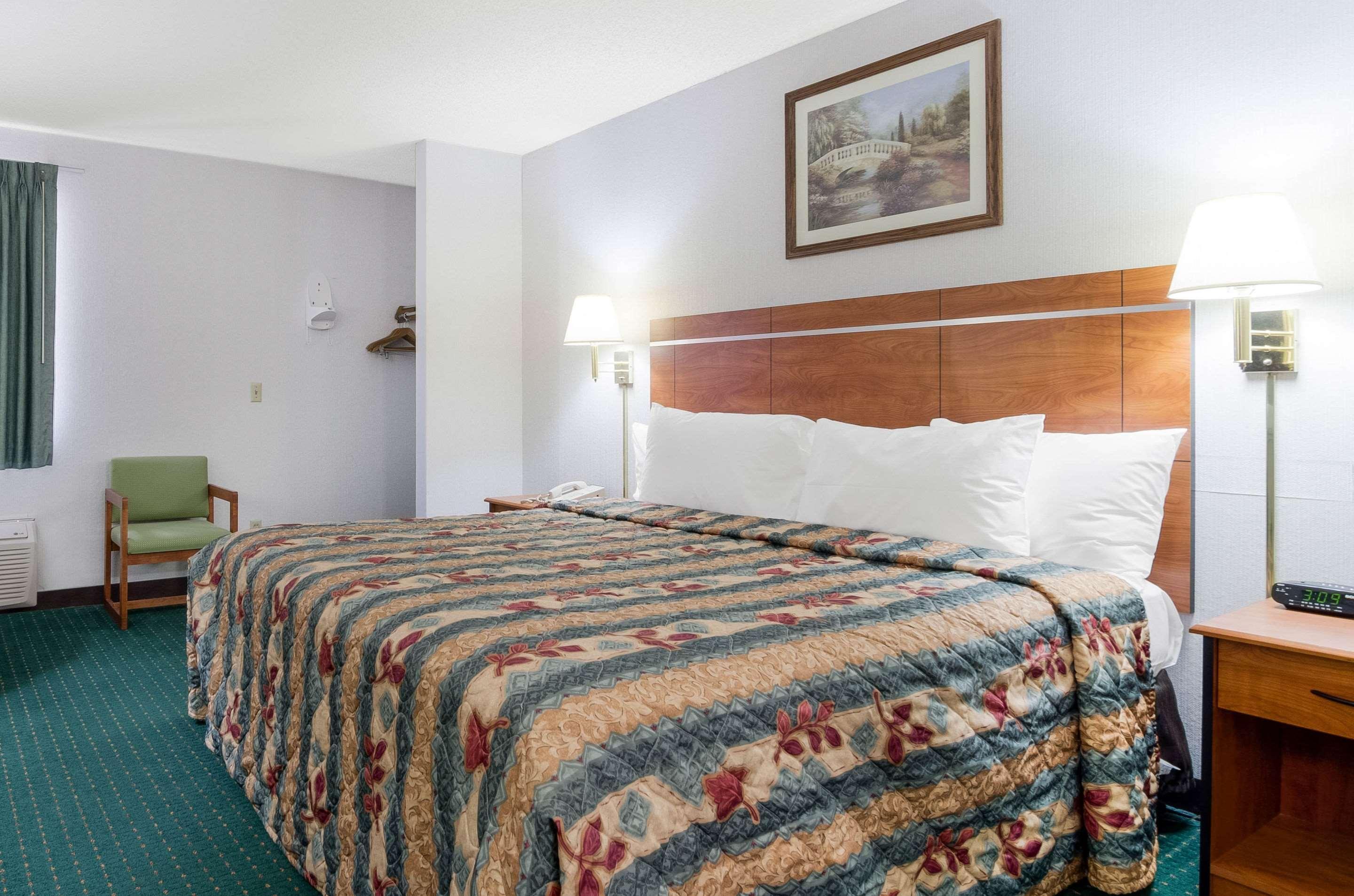 Econo Lodge Emporia Luaran gambar